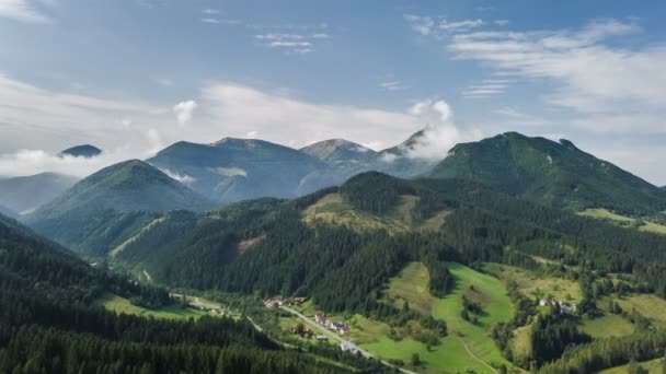 Vista aérea do país de montanha verde Tempo limite — Vídeo de Stock