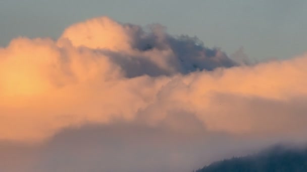 Pico mágico montañas ocultas en las nubes Time lapse — Vídeo de stock