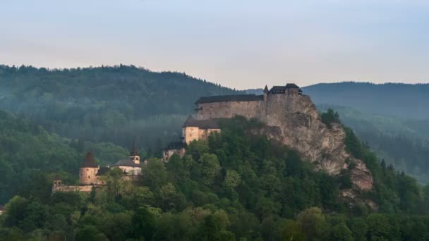 Mystische Wolken über historischem Schloss Zeitraffer — Stockvideo