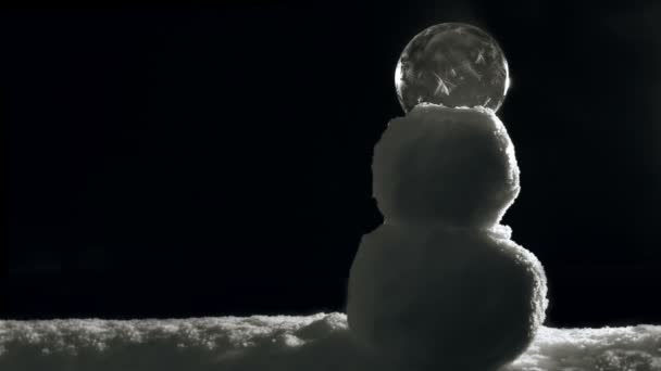 Sneeuwman bevriest in koude winter — Stockvideo