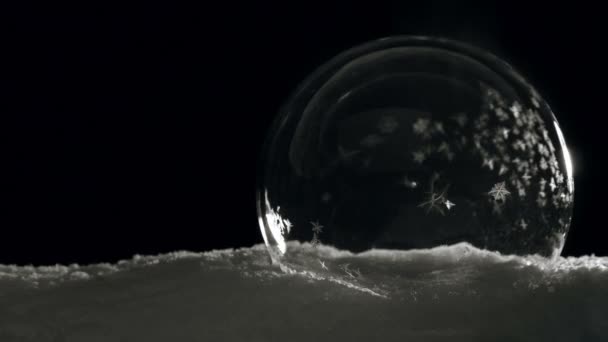 Sfera di cristallo di ghiaccio congelamento lento — Video Stock