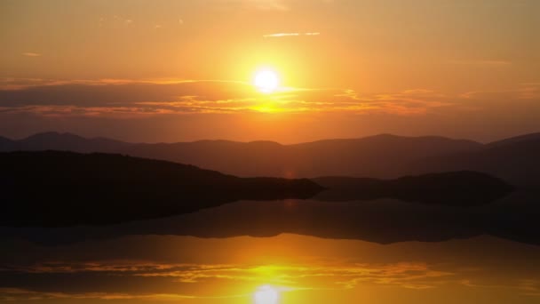 Arany naplemente hegyek felett tó gyönyörű esti színek Time lapse — Stock videók