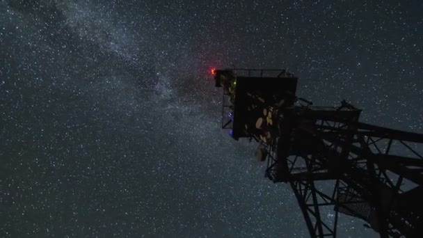 Galaksi Bima Sakti atas komunikasi menara waktu lapse — Stok Video