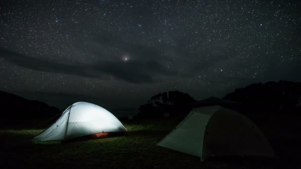 Malam berkemah di tenda  diterangi di bawah langit 