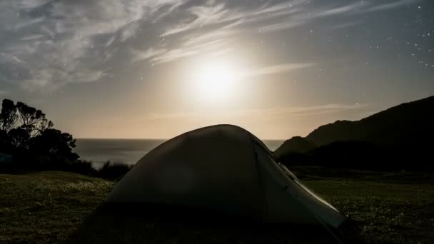 Nächtliches Zelten im Zelt unter Sternenhimmel Zeitraffer — Stockvideo