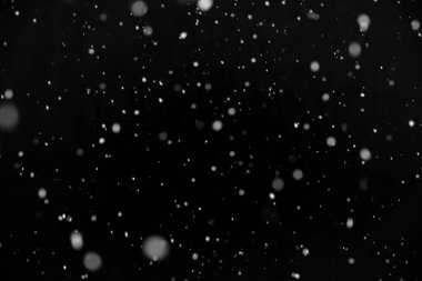 Siyah zemin üzerinde gerçek kar, kar yağıyor, ekran için karıştırın, ekleyin