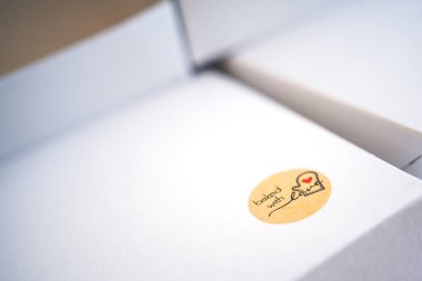 Pasta için beyaz karton kutu ve aşkla desteklenmiş sembol