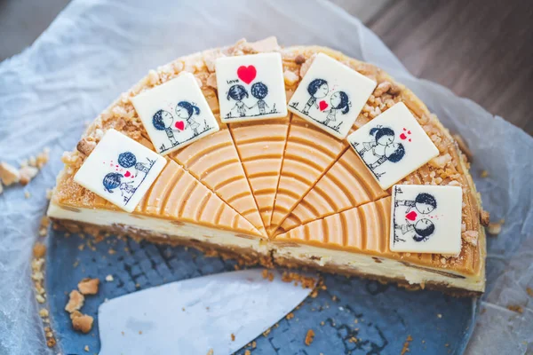 Tatlı karamelli cheesecake dilimleri ve aşıkmış genç çiftlerin çikolatası.