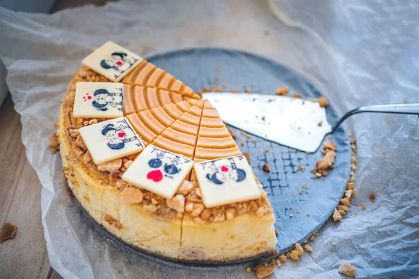 Tatlı karamelli cheesecake dilimleri ve aşıkmış genç çiftlerin çikolatası.