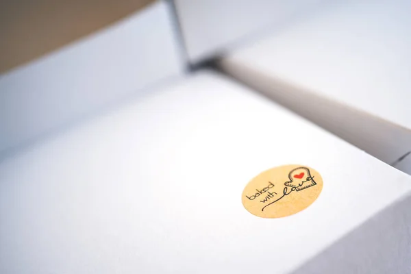 Pasta için beyaz karton kutu ve aşkla desteklenmiş sembol