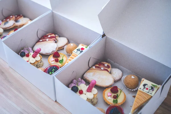 Aşkın için beyaz karton kutuda Sevgililer Günü pastası karışımı