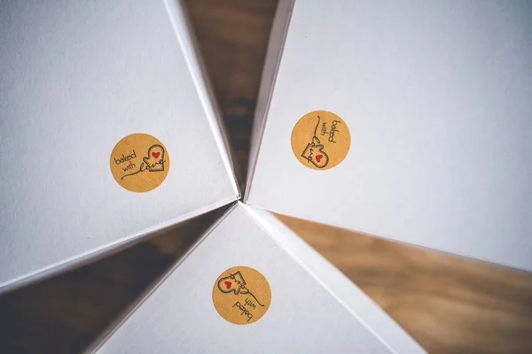 Pasta için beyaz kağıt kutu ve sevgi ile desteklenmiş sembol.