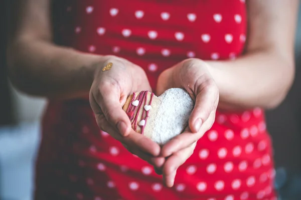 Kırmızı gömlekli kadın, elinde kalp pastası, aşkın sembolü...