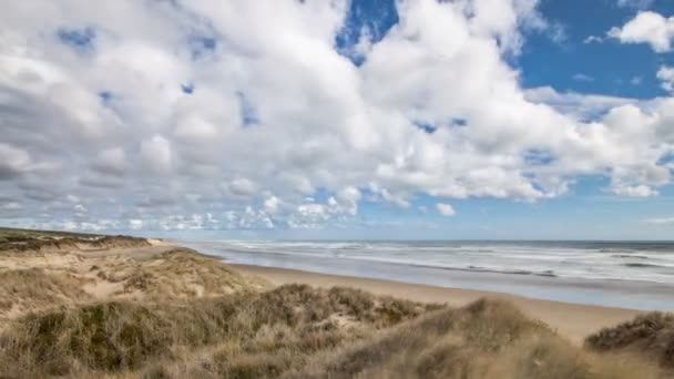 Nubes sobre la costa de la playa del océano Time lapse — Vídeos de Stock