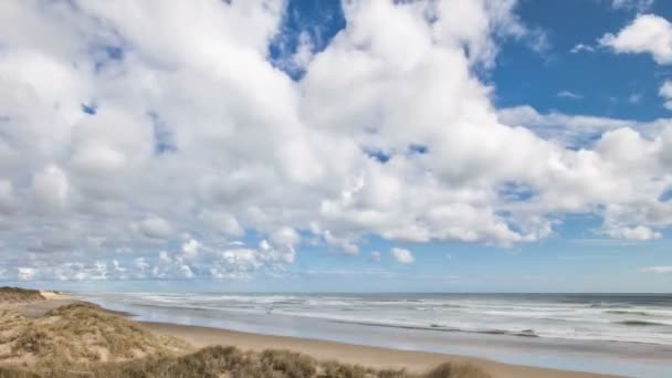 Słoneczny dzień w oceanie plaża z pięknymi chmurami Czas upływa — Wideo stockowe