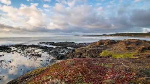 Moln rör sig snabbt över havet stenig kust vid solnedgången Tid förfaller — Stockvideo