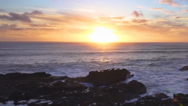 Puesta de sol sobre olas de mar en Nueva Zelanda — Vídeo de stock