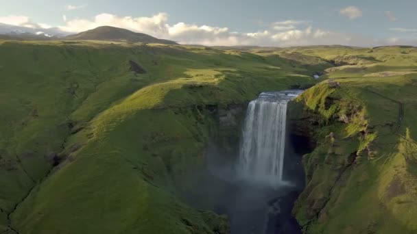 Vista épica da cachoeira Skogafoss na paisagem verde da Islândia — Vídeo de Stock