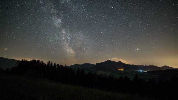 Vía Láctea galaxia sobre montañas en cielo nocturno estrellado Time lapse — Vídeos de Stock