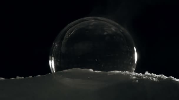 Globo de hielo de congelación lenta en invierno frío — Vídeo de stock