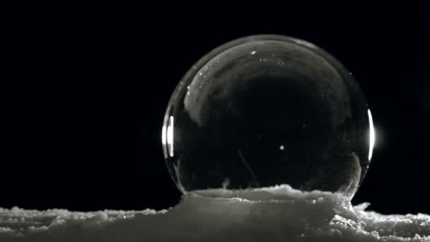 Eiskugel im kalten Winter langsam einfrieren — Stockvideo