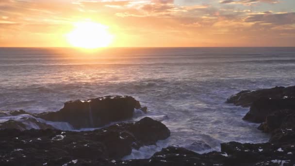Kleurrijke zonsondergang boven oceaanwateren — Stockvideo