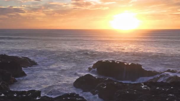 Ondas oceánicas en la luz del atardecer de noche pacífica — Vídeo de stock