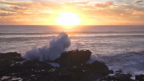 Potere delle onde oceaniche al tramonto colorato — Video Stock