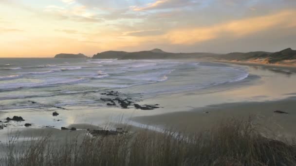 Lugn kväll färger solnedgång över havet kust — Stockvideo