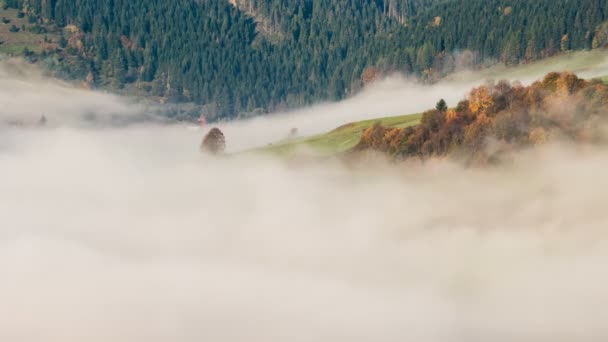 Mgliste chmury poruszające się nad jesiennym krajem — Wideo stockowe