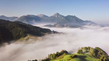 Yeşil dağlardaki sisli bulutların hava manzarası Hiper sapma