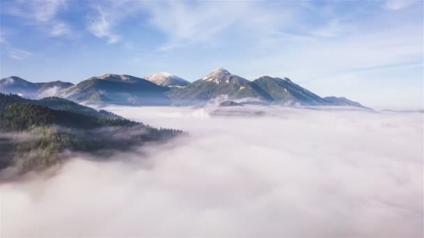 Légi kilátás ködös hegyek táj Időeltolódás — Stock videók