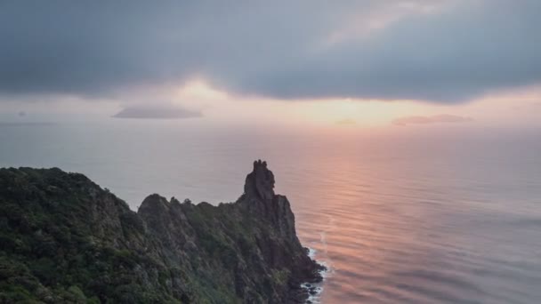 Ciel ensoleillé coloré sur la côte de l'océan Time lapse — Video