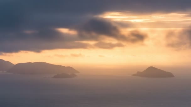 Foto panorámica de colorida mañana sobre pequeñas islas en la costa del océano Time lapse — Vídeo de stock