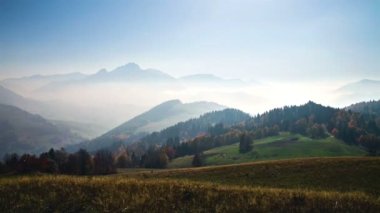 Sonbahar dağlarında sisli bir sabah. Zaman akıp gidiyor.