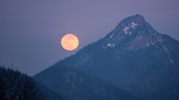 Полная луна поднимается над альпийскими горами — стоковое видео
