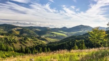 Yeşil yaz ülkesinin üzerindeki bulutlarla güneşli bir gün Zaman akıp gidiyor