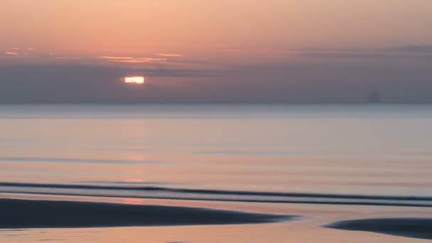 Verão nascer do sol sobre praia oceano lapso de tempo — Vídeo de Stock