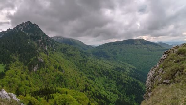 Dramático nuvens cinzentas sobre verde floresta montanhas paisagem na primavera natureza lapso de tempo — Vídeo de Stock