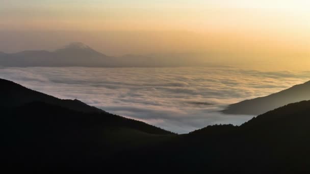 Mar de nevoeiro nuvens ondas em montanhas vale em sol verão manhã natureza Tempo lapso — Vídeo de Stock