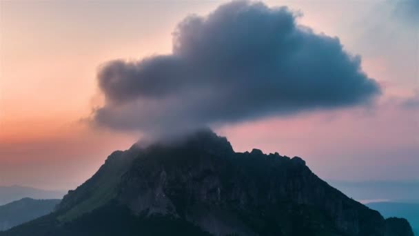 Färgglada himmel moln rör sig över alpina berg topp på sommaren morgon natur Tid förfaller — Stockvideo