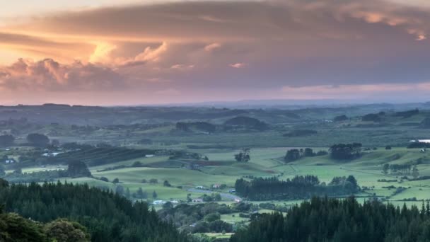 Ανατολή πάνω από πράσινη ύπαιθρο το πρωί του καλοκαιριού στη Νέα Ζηλανδία φύση Time lapse — Αρχείο Βίντεο