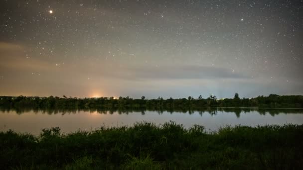 Csillagos éjszakai égbolt csillagokkal mozgó kis tó felett Új-Zéland természet Csillagászat Időkihagyás — Stock videók