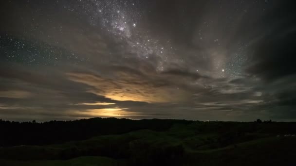 Σύννεφα που κινούνται γρήγορα σε έναστρο νυχτερινό ουρανό γαλακτώδες τρόπο το βράδυ του καλοκαιριού στη Νέα Ζηλανδία Αστρονομία Time lapse — Αρχείο Βίντεο