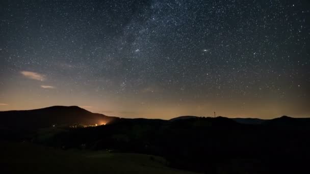 Estrellas con galaxia de la Vía Láctea moviéndose en el cielo nocturno estrellado sobre las montañas silueta en la naturaleza rural Astronomía Time lapse — Vídeos de Stock