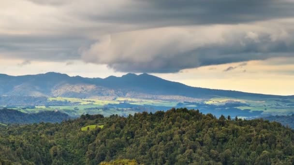 Drámai viharfelhők forognak Pirongia hegyei felett erdő park Új-Zélandon természet táj Időeltolódás — Stock videók