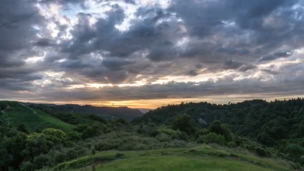 Colorato tramonto serale con drammatici cluds cielo sopra la natura selvaggia nel paesaggio della Nuova Zelanda Time lapse — Video Stock