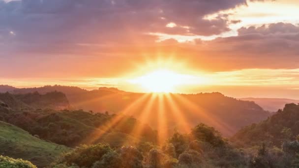 Belo nascer do sol sobre montanhas florestais selvagens na manhã de verão na natureza da Nova Zelândia lapso de tempo — Vídeo de Stock