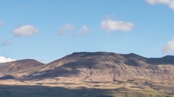 Panoramautsikt över vulkaniska bergen i Tongariro nationalpark i Nya Zeeland naturen Tiden går — Stockvideo