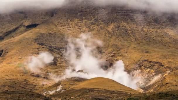 Vulkaniska rökmoln från kratern i vulkanbergen i Nya Zeeland Tongariro National Park Time lapse — Stockvideo